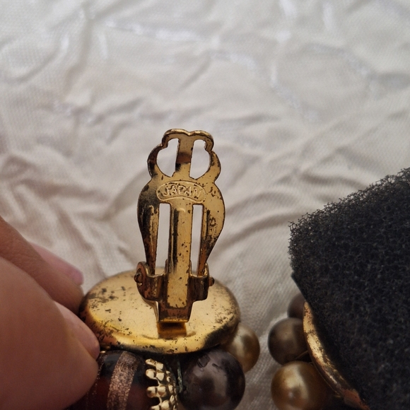 Vtg Cluster Beaded Clip-on Earrings Brown Tan Faux Pearl AB Crystal Glass Japan - Picture 4 of 8